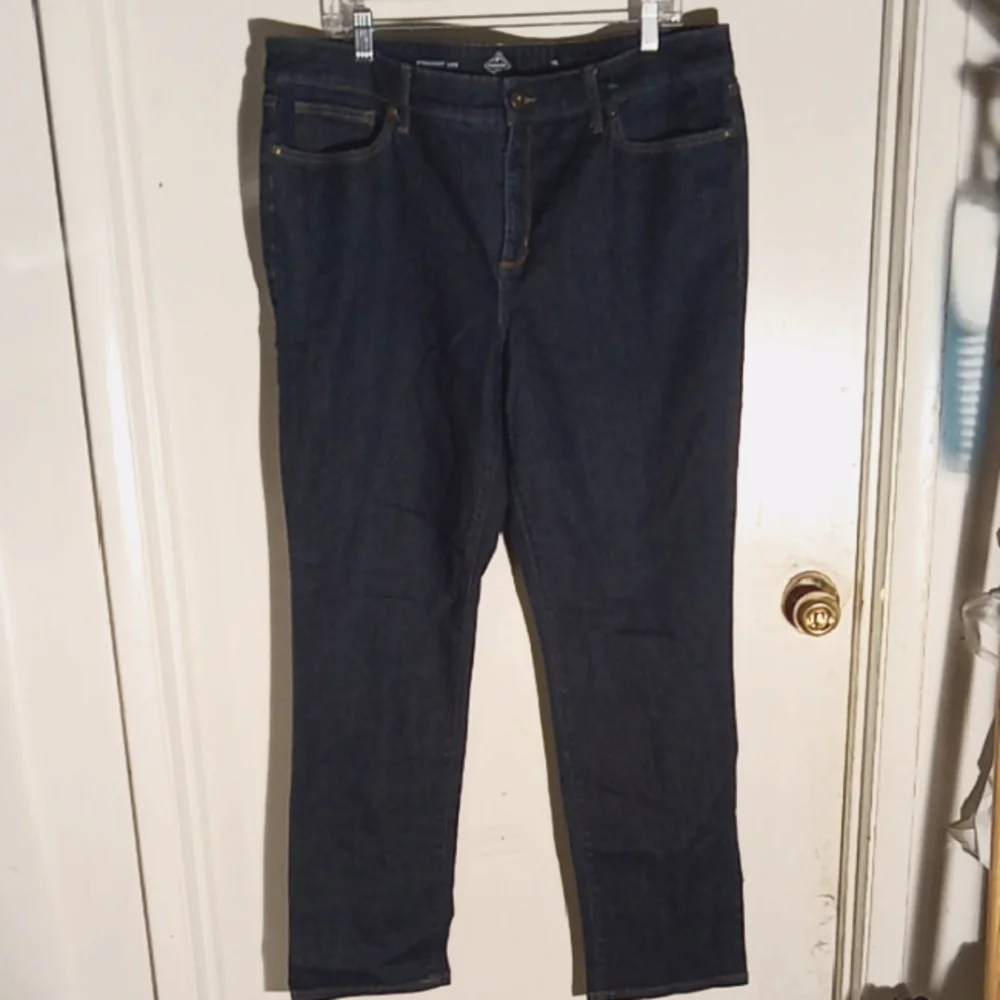 Woman's jeans blue straight leg 18L Good stretch.